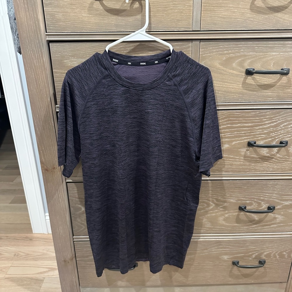 RHÔNE - Vapor Training Short Sleeve Tee Men’s Medium Plum